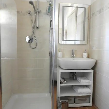 Villa Maghetti - Modernized Flat In Historic Palazzo In The Center Of Luino Exterior photo