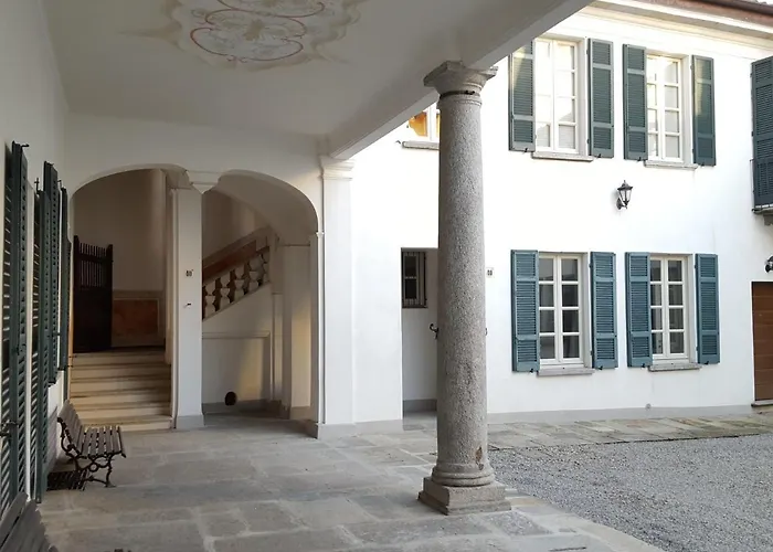 Villa Maghetti - Modernized Flat In Historic Palazzo In The Center Of Luino