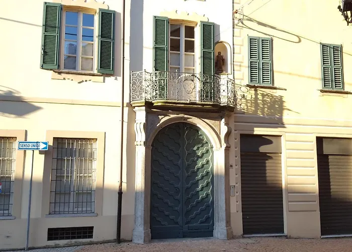 Villa Maghetti - Modernized Flat In Historic Palazzo In The Center Of Luino